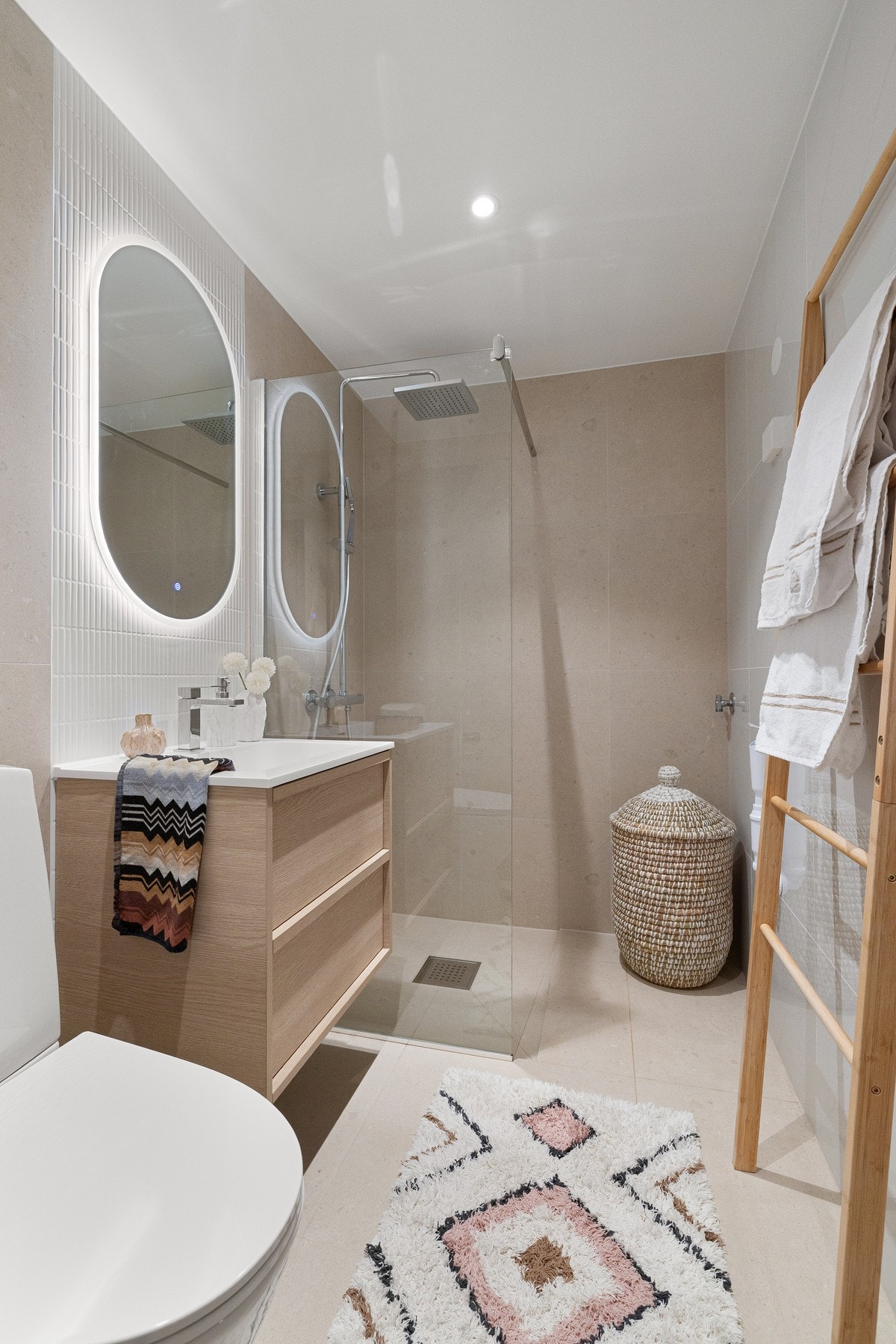 Lekre fliser og påkostede materialvalg. Mekanisk avtrekk på baderom. Romslig dusjnisje med waterfall- og hånddusj. Det er varmekabler i gulv og opplegg for vaskemaskin. Galleribilde