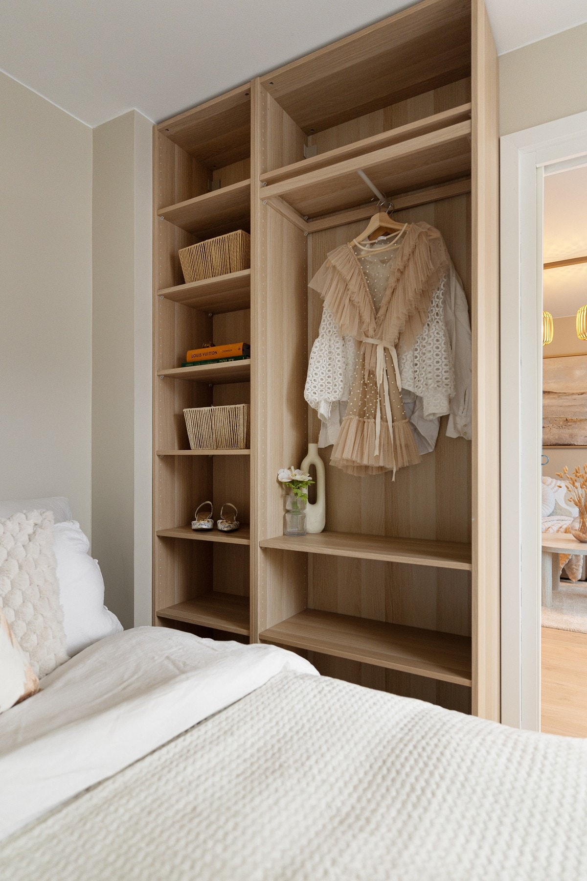 Garderobeskap på soverom som medfølger salget. Galleribilde