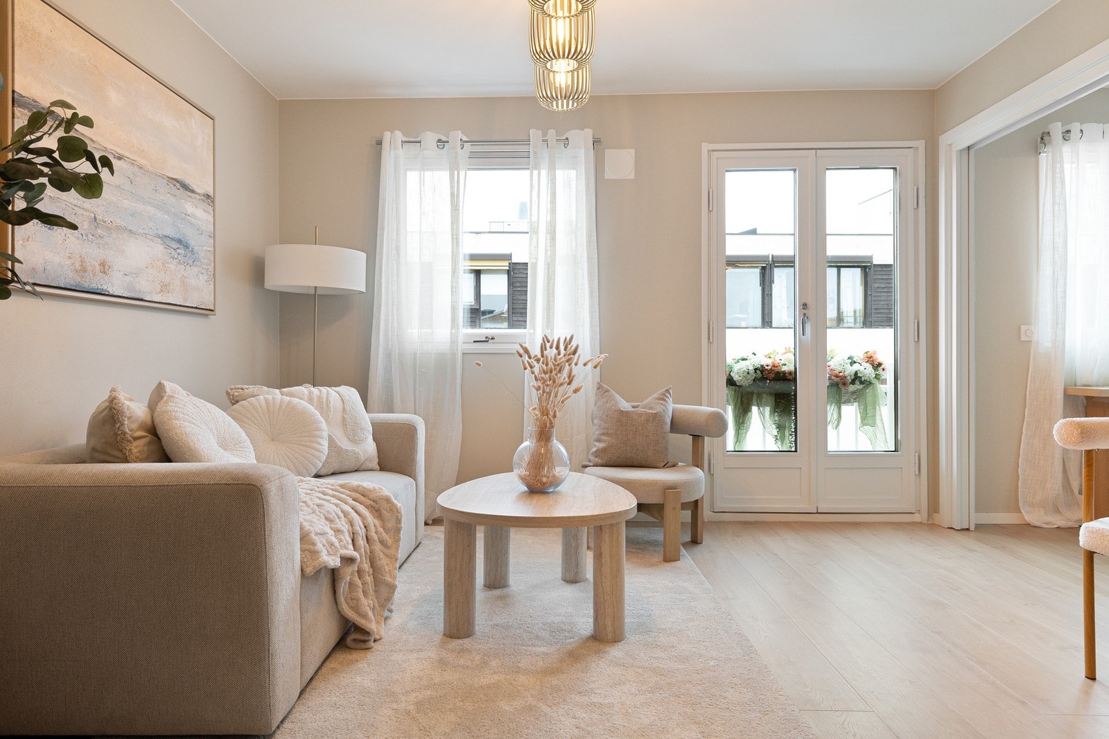 Deilig luftebalkong med vakre, doble dører. Galleribilde