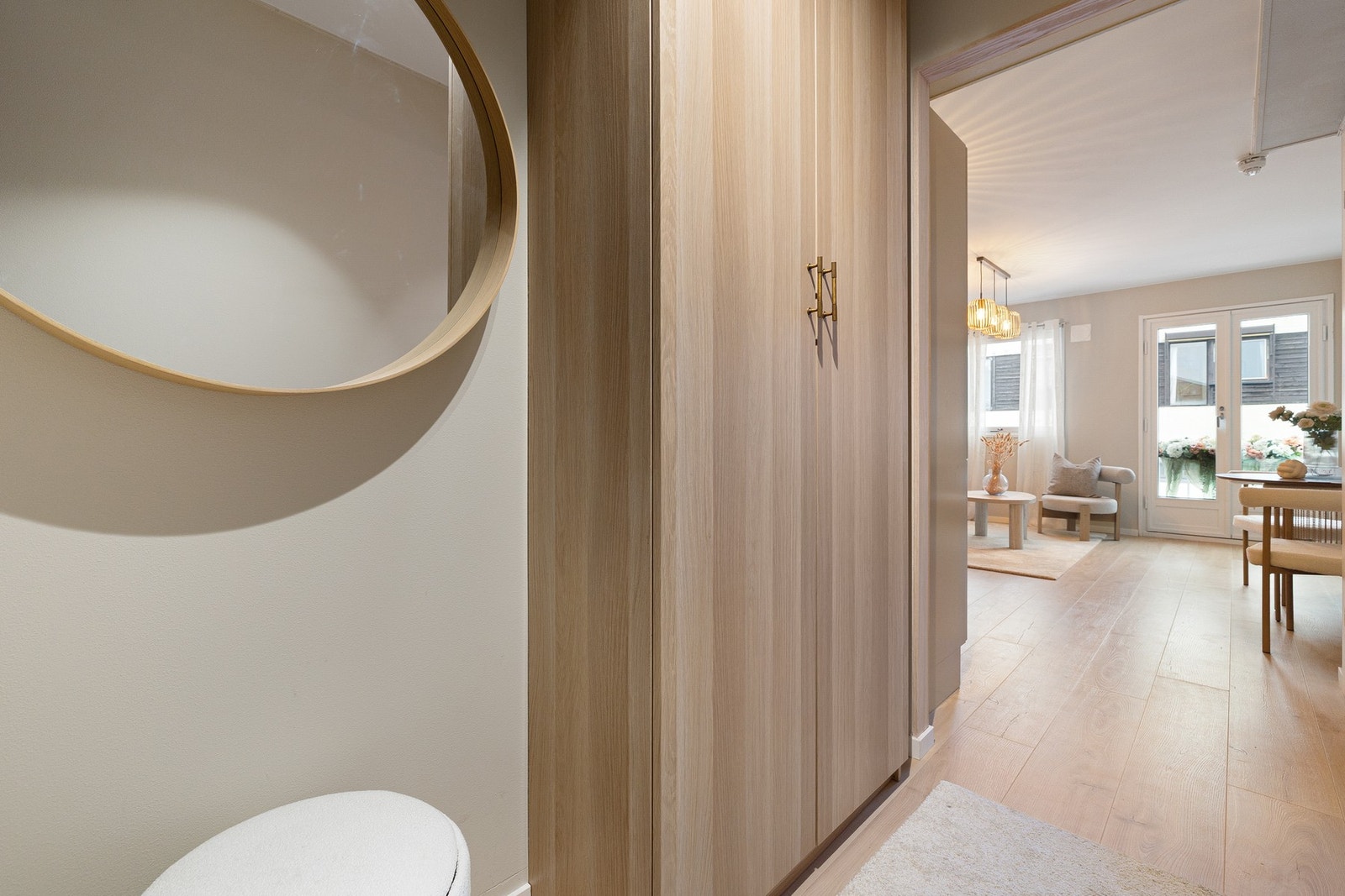 Også i entréen er det satt inn lekre garderobeskap. Ny inngangsdør til leiligheten i 2025. Borettslagets fellesarealer er også vesentlig oppgradert i 2025. Galleribilde