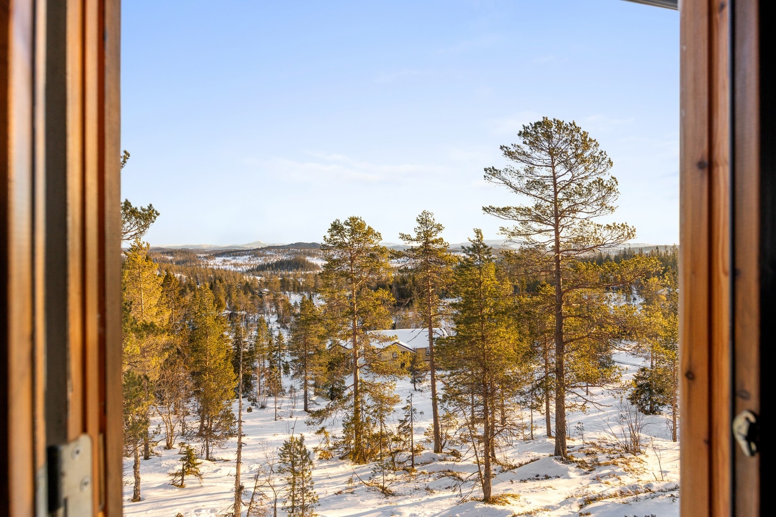 Hytten ligger i et høydedrag. Flott utsikt innover fjellet. Galleribilde