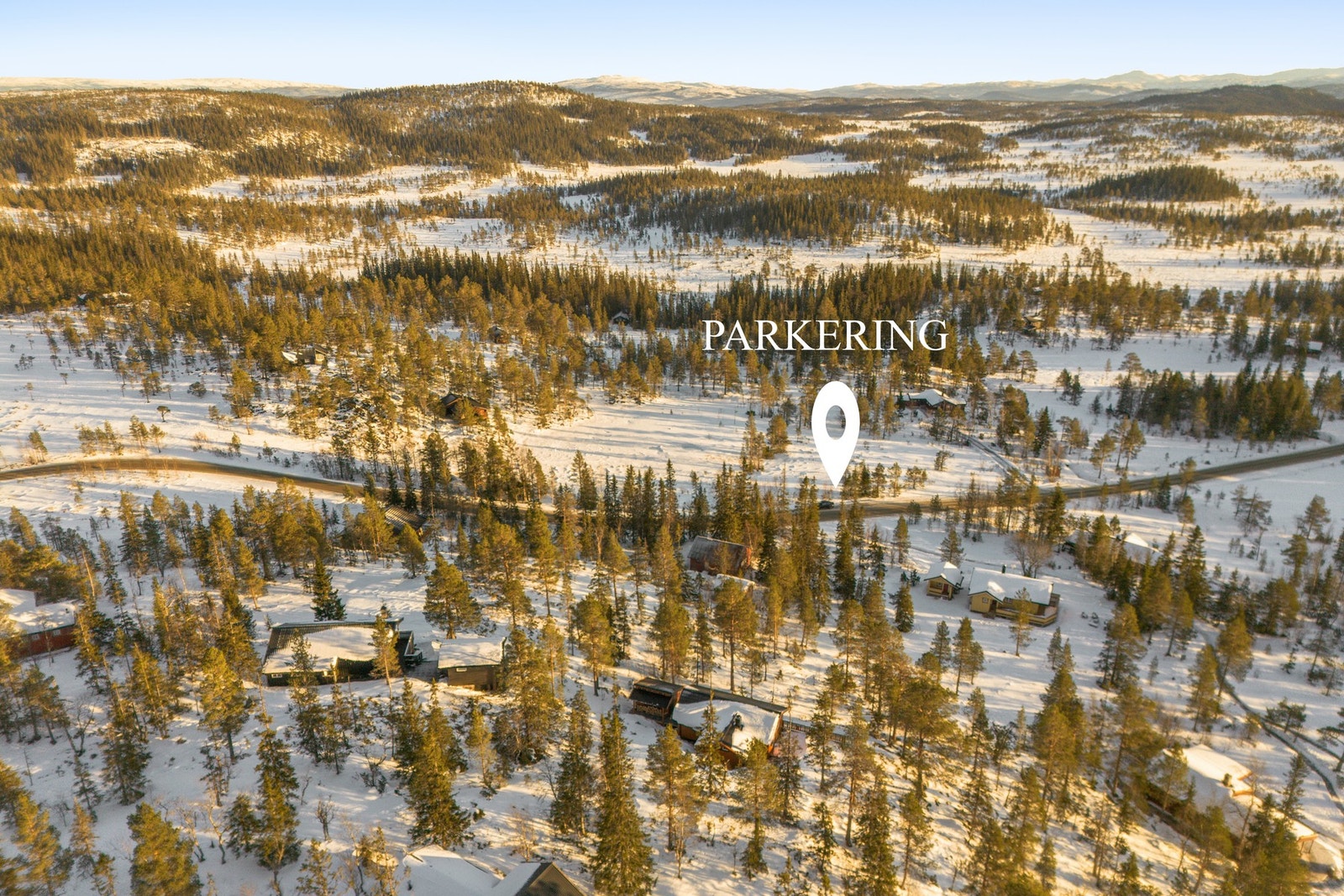 Parkering ved veien ca. 20 minutter kjøring fra Steinkjer. Hytta ligger ca. 120 meter fra parkering, eller ca. 250 meter via en flatere rute, men fra parkeringen før. Galleribilde