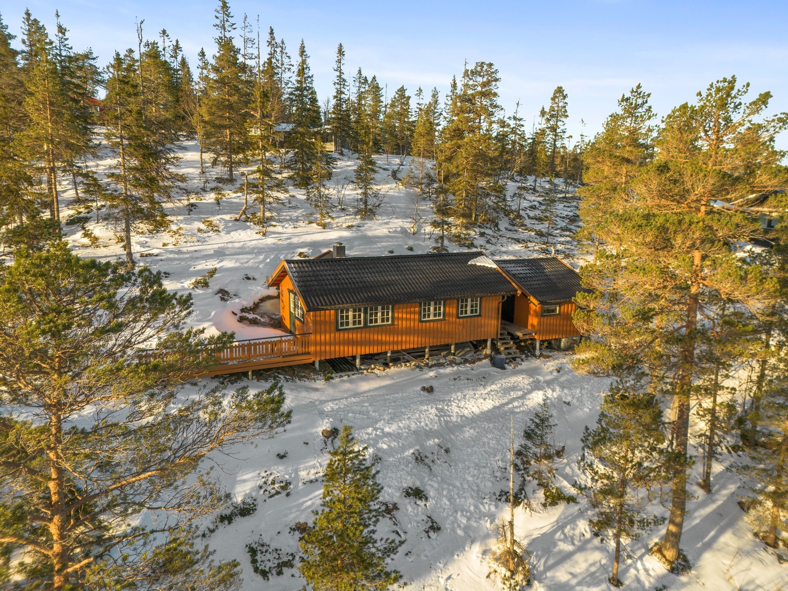Velholdt hytte fra 2003 med attraktiv beliggenhet og enkel adkomst, kun ca. 120 meter fra parkering. Nylig oppusset kjøkkenkrok og stue på til sammen 26,5 kvm. Hytta er på ca. 48 kvm med god takhøyde, 2 soverom og hems for ekstra plass. Galleribilde