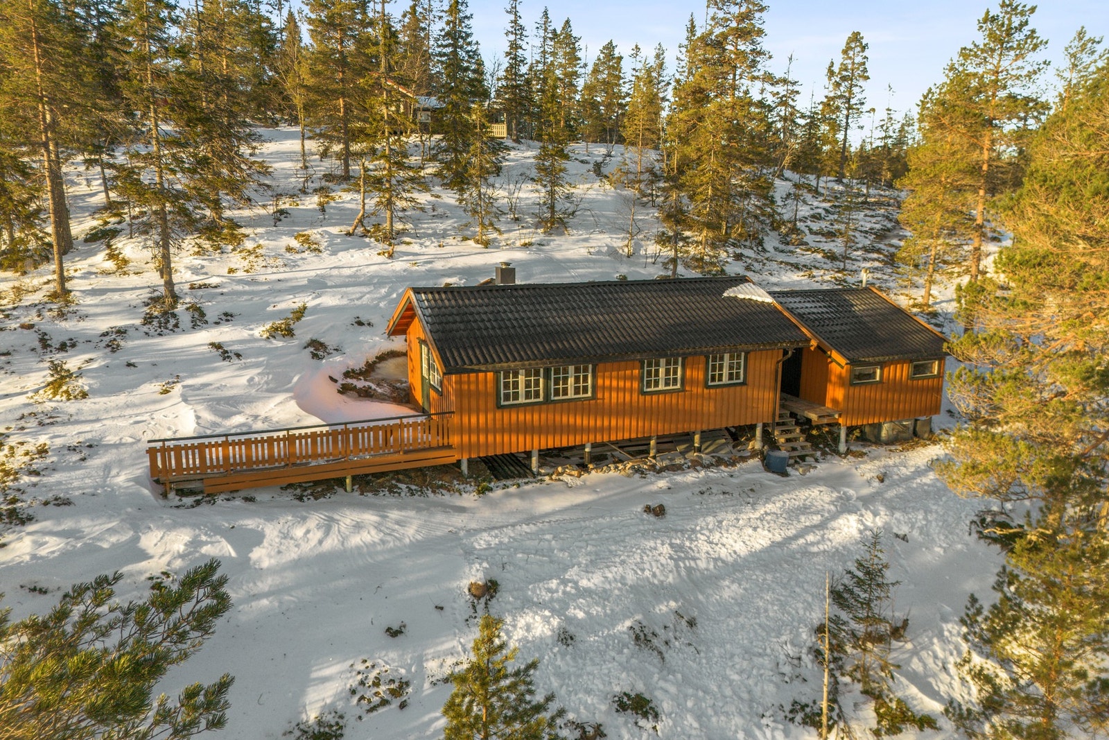 Uthus/bod i tilknytning til inngangspartiet. Hytta har innlagt strøm. Galleribilde