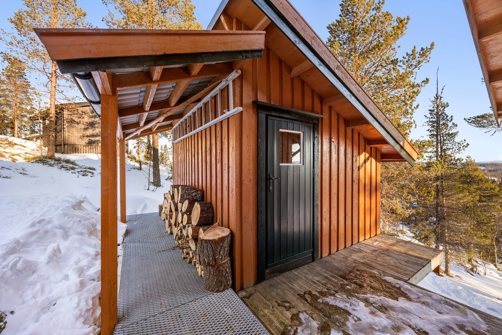 Praktisk uthus/bod på ca. 8 kvm med bod og do. Galleribilde