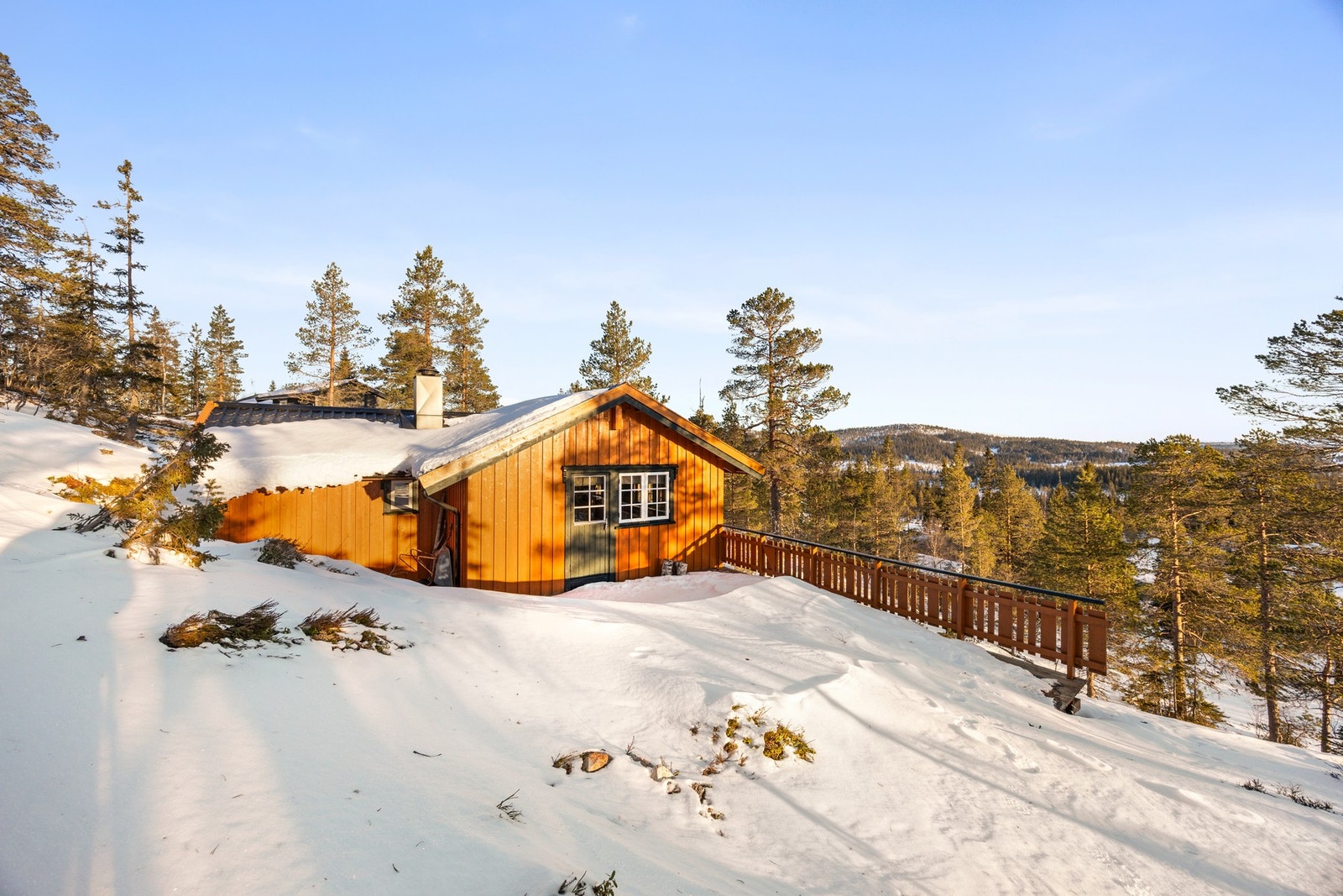 Ca. 20 kvm veranda gir rikelig med plass til utemøbler. Galleribilde