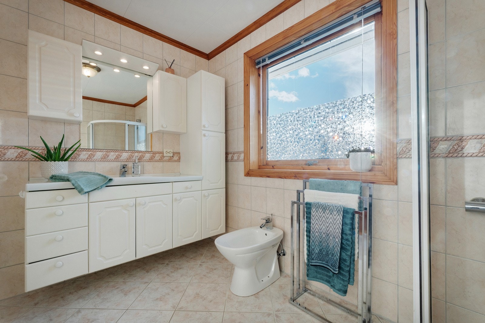 Badet i boligens 1. etasje er helfliset. Galleribilde