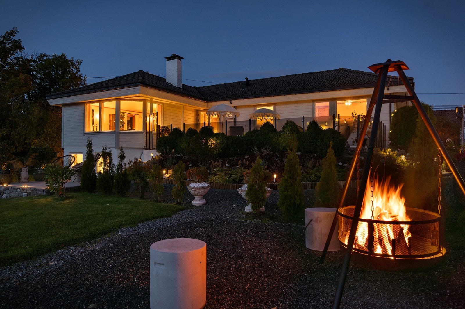 En flott enebolig med utleiedel, praktisk planløsning og flott uteplass. Galleribilde