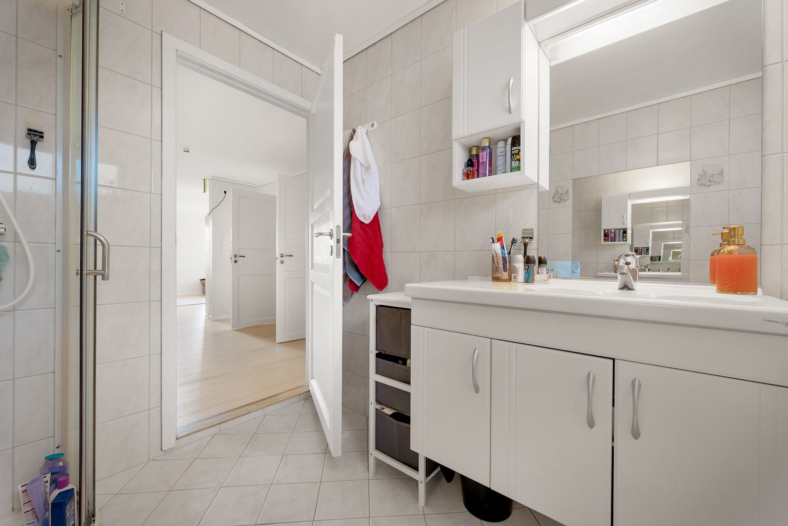 Det holder en god størrelse og er utstyrt med baderomsinnredning, toalett og dusj. Her er det også opplegg for vaskemaskin. Galleribilde