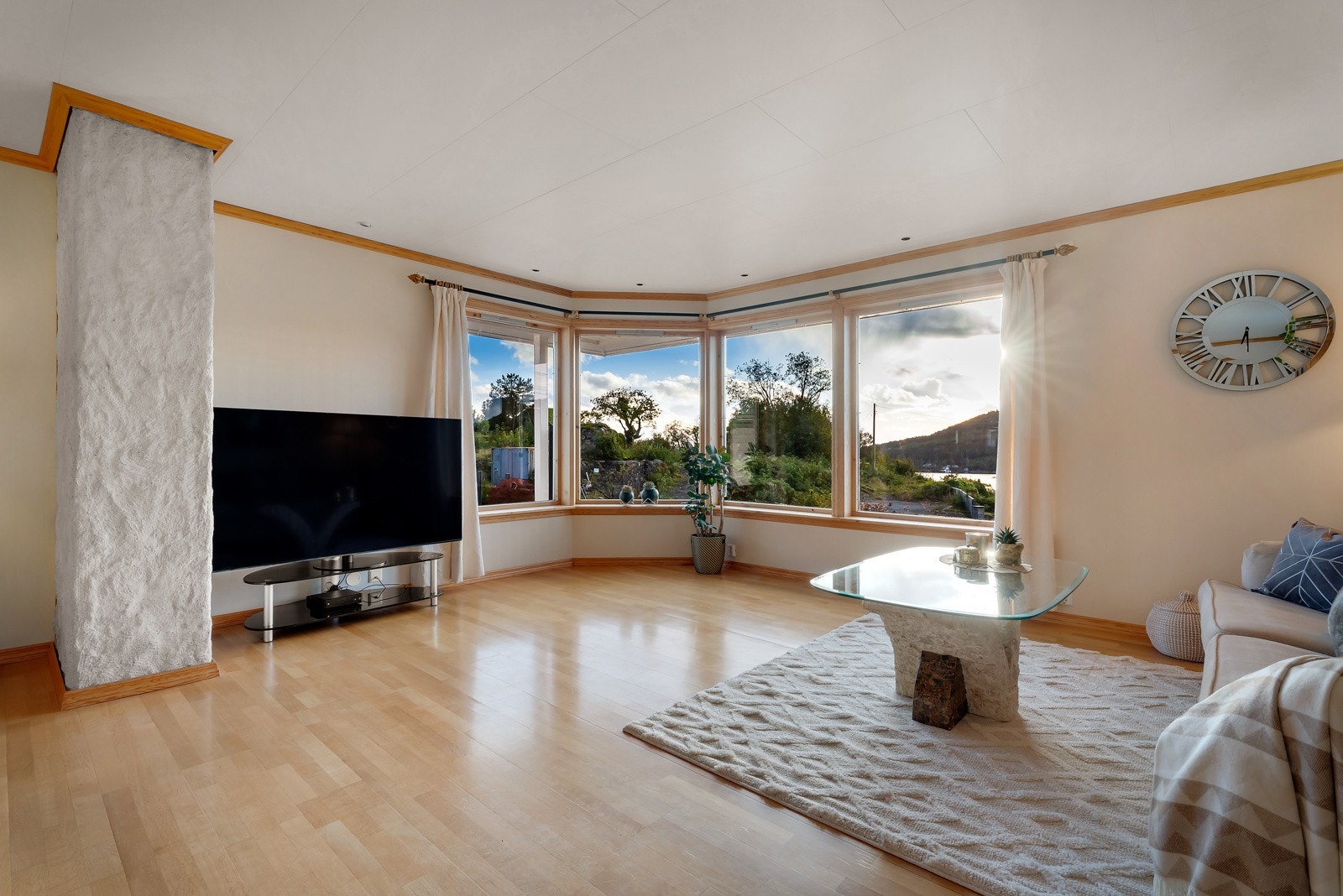 Det er en romslig stue med store vindusflater som sikrer rikelig med naturlig lysinnslipp. Galleribilde