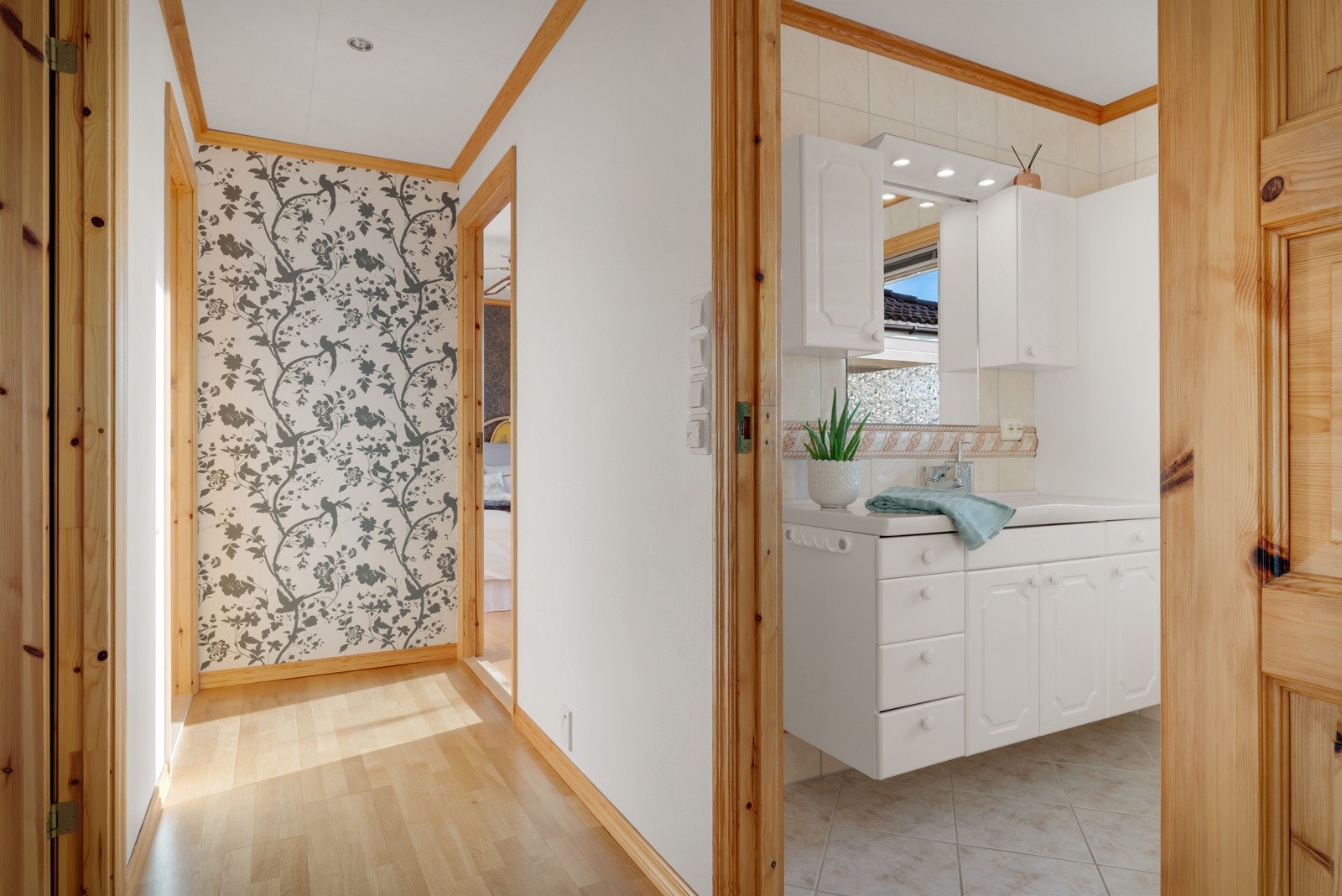 Romslig gang mellom rommene. Galleribilde