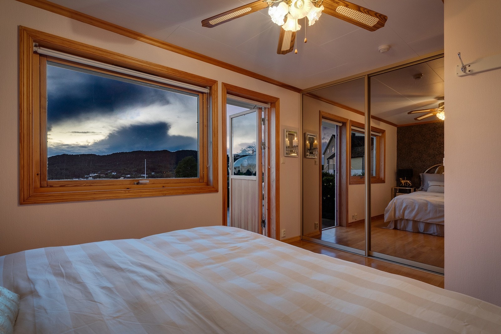 Fra soverommet er det utgang til terrassen. Galleribilde