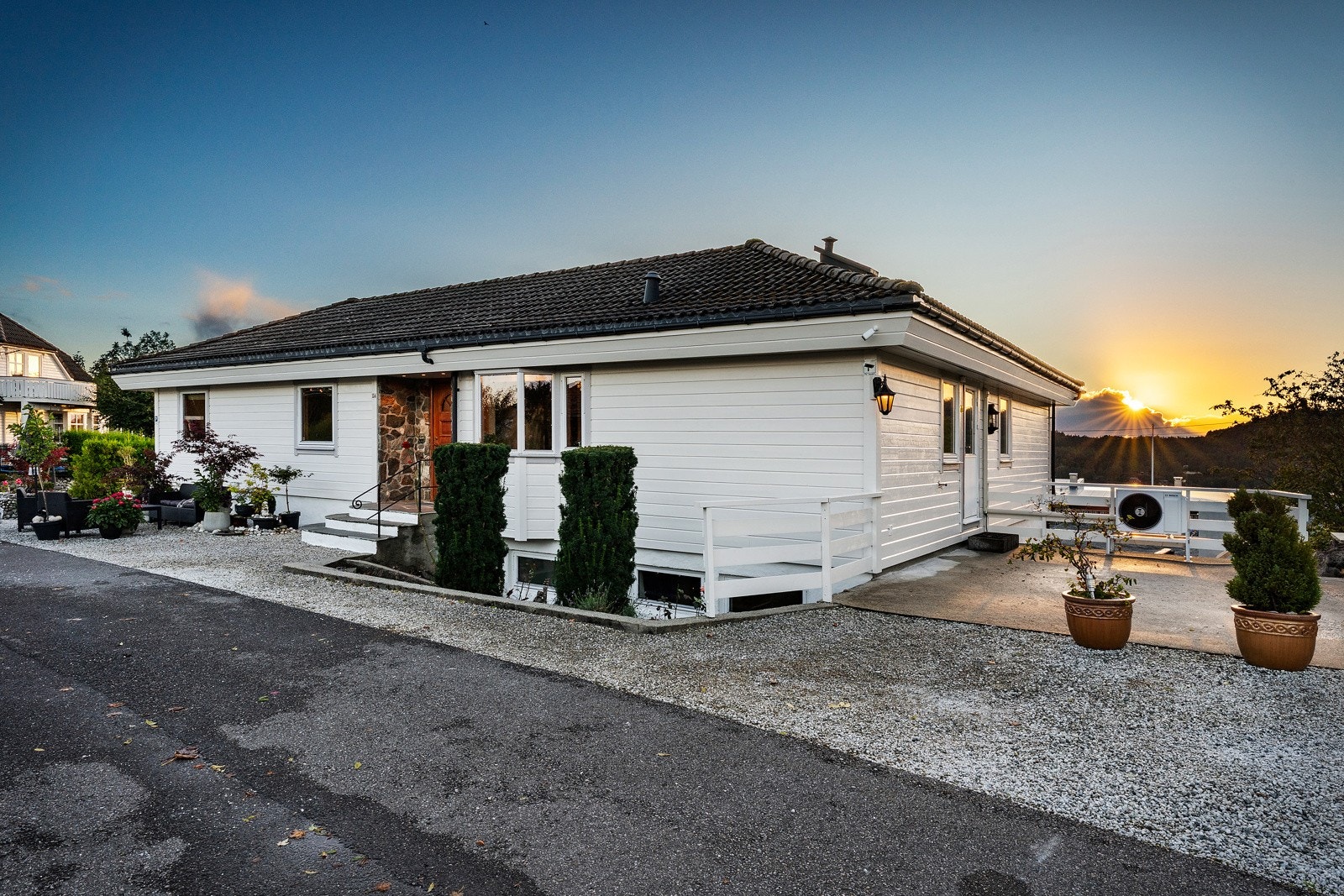 På egen tomt er det god plass til parkering, ca. plass til 7 biler ved inngangspartiet. Galleribilde