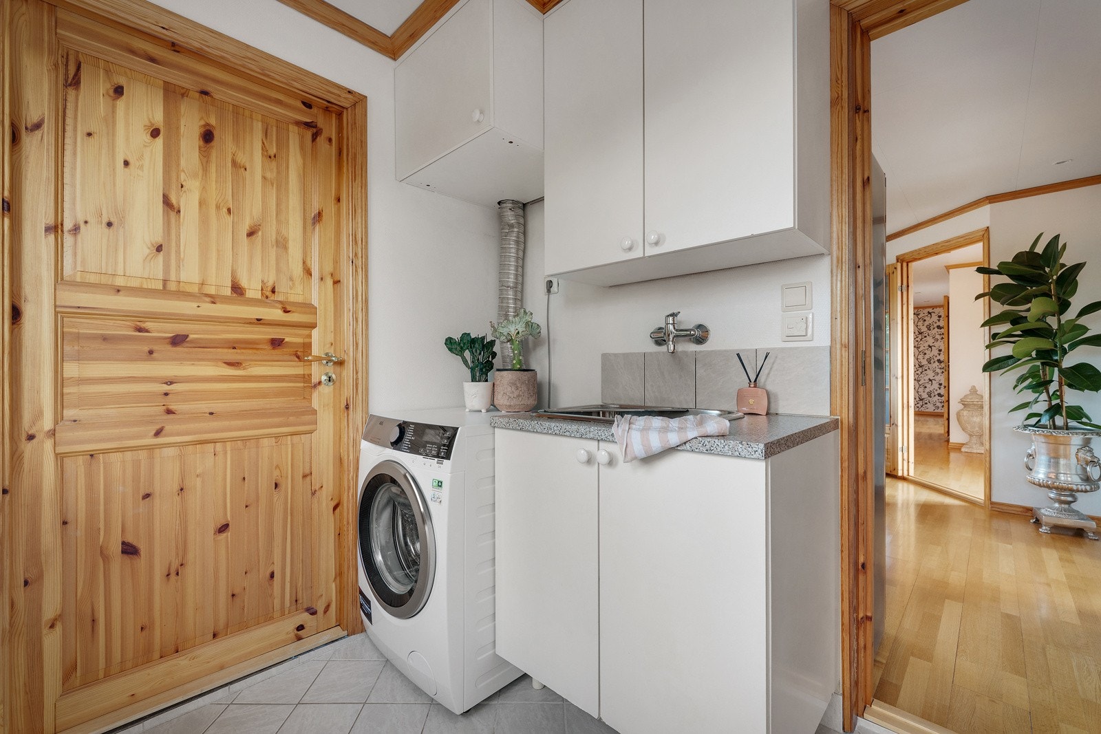 Praktisk med adskilt vaskerom med tilgang fra kjøkken, samt egen ytterdør. Galleribilde