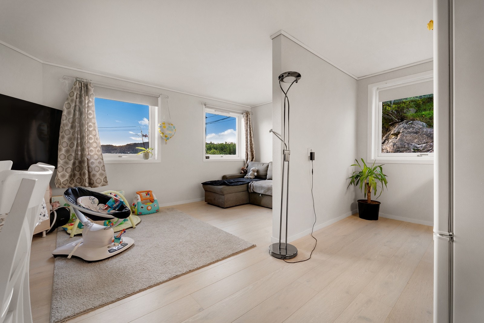 Det er en romslig stue med grei plass til sofagruppe. Galleribilde