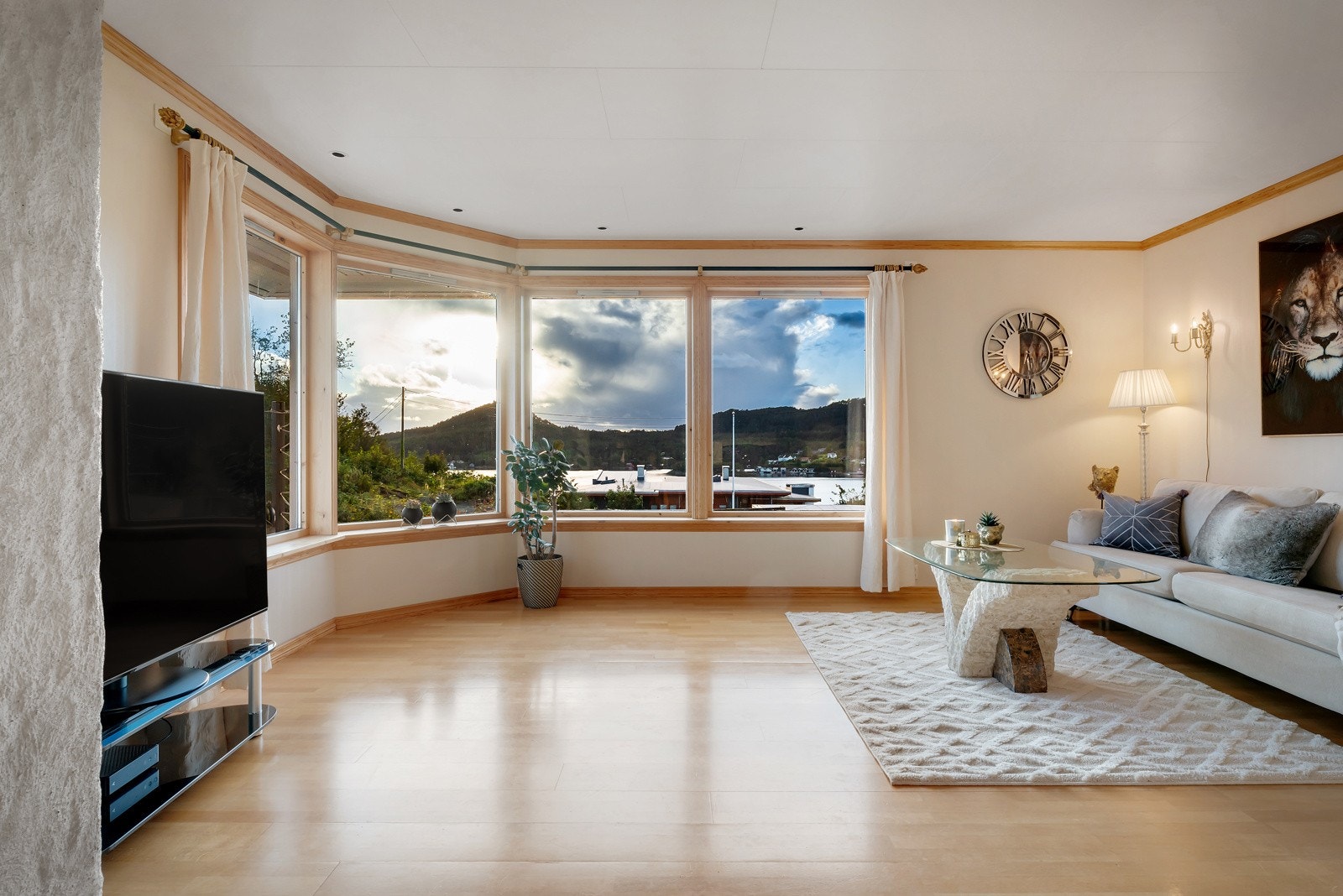 Her er det varmekabler i gulv på vaskerom, gang, entre, toalett, bad og 3 soverom! Galleribilde