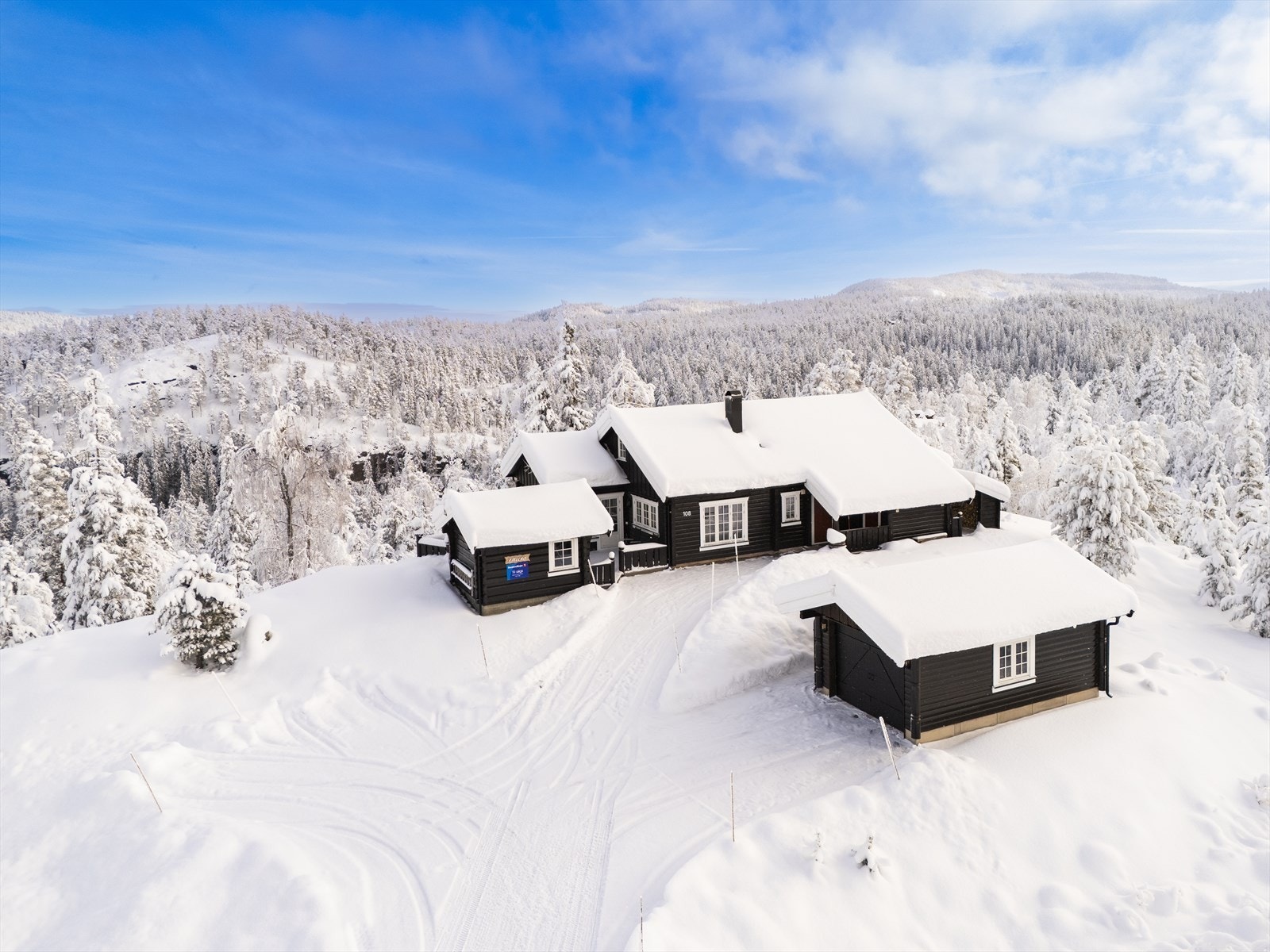 Med bil tar det kun ca. 35 minutter til Kongsberg sentrum, som tilbyr et bredt utvalg av butikker, restauranter og servicetjenester. Galleribilde