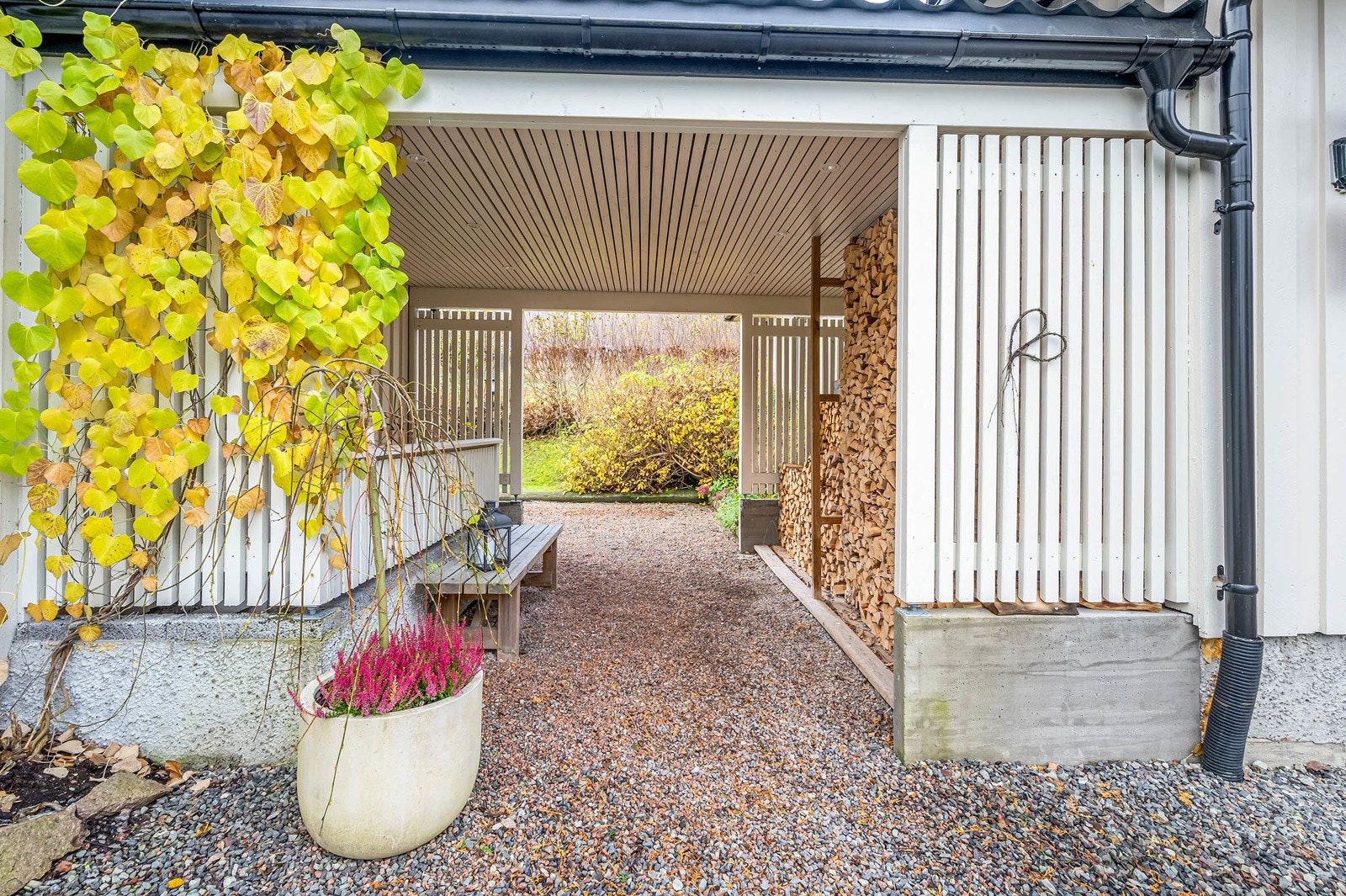 Overbygget passasje mellom de 2 husene Galleribilde