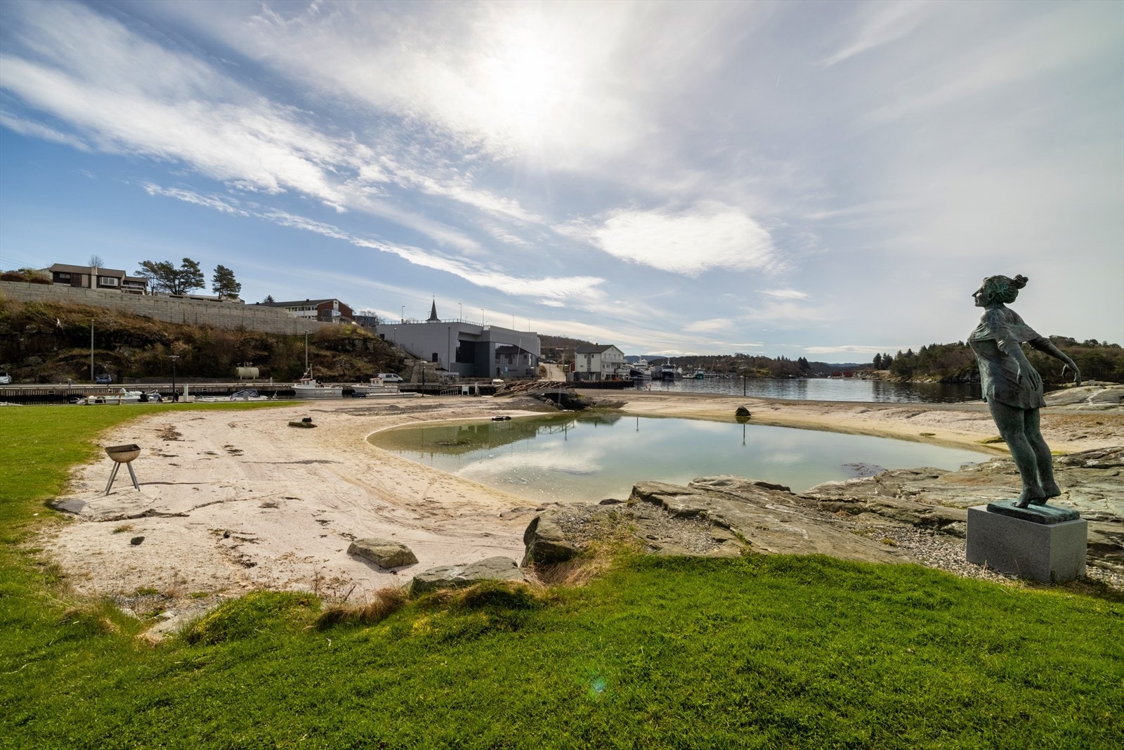 Like bortenfor finner du populær gjestehavn og sandstrand. Galleribilde