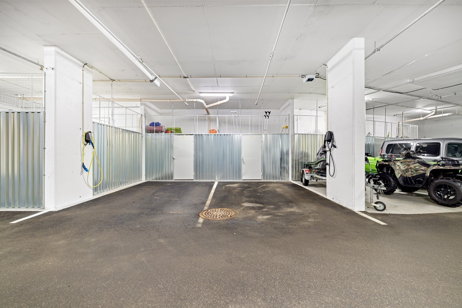 Leiligheten har tilhørende parkeringsplass med elbillader i lukket garasjeanlegg, med tørrskodd tilkomst fra garasje til leilighet via heis. Galleribilde