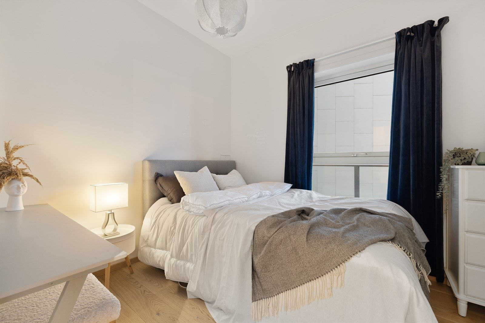 Soverom nr. 2 er også av god størrelse, med plass til både seng, garderobe og øvrig ønsket møblement. Galleribilde