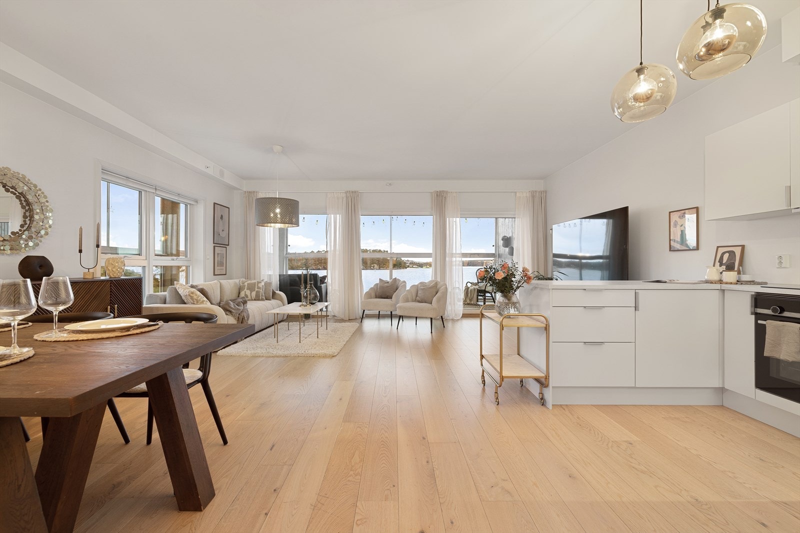 Velkommen inn! Leiligheten har moderne en-stavs parkett på gulv og vegger malt i behagelige og tidsriktige farger. Galleribilde