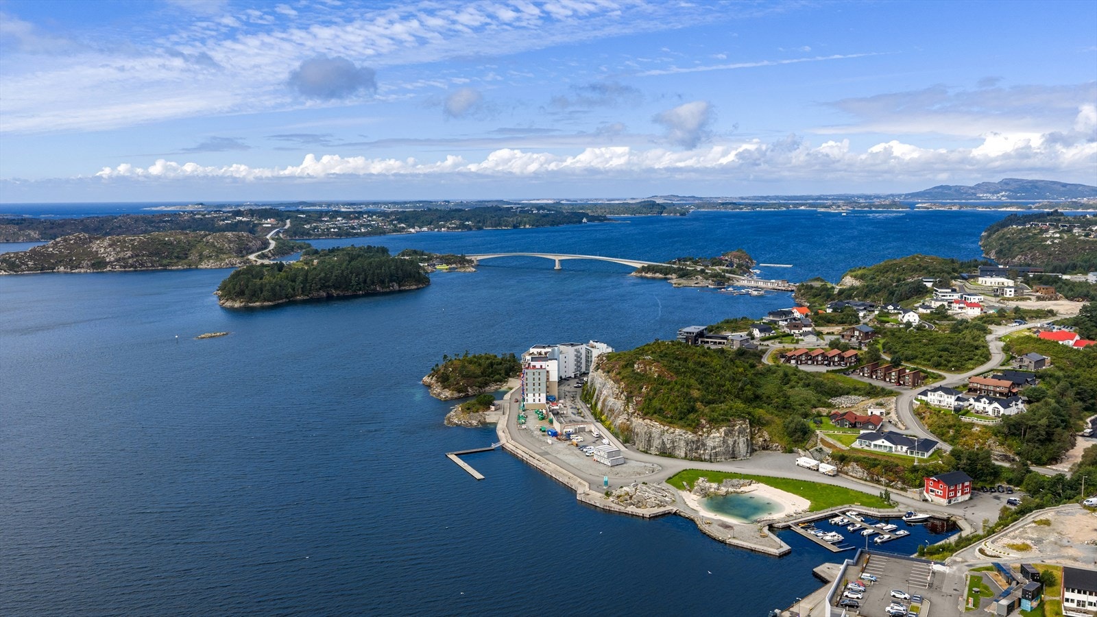 Eidsbøen med blant annet Coop Extra, Europris, Sportsoutlet, Aroi TakeAway, bensinstasjon, Austevoll ungdomsskole, barnehage og idrettsanlegg er en knapp 4 minutters kjøretur unna andre veien. Galleribilde