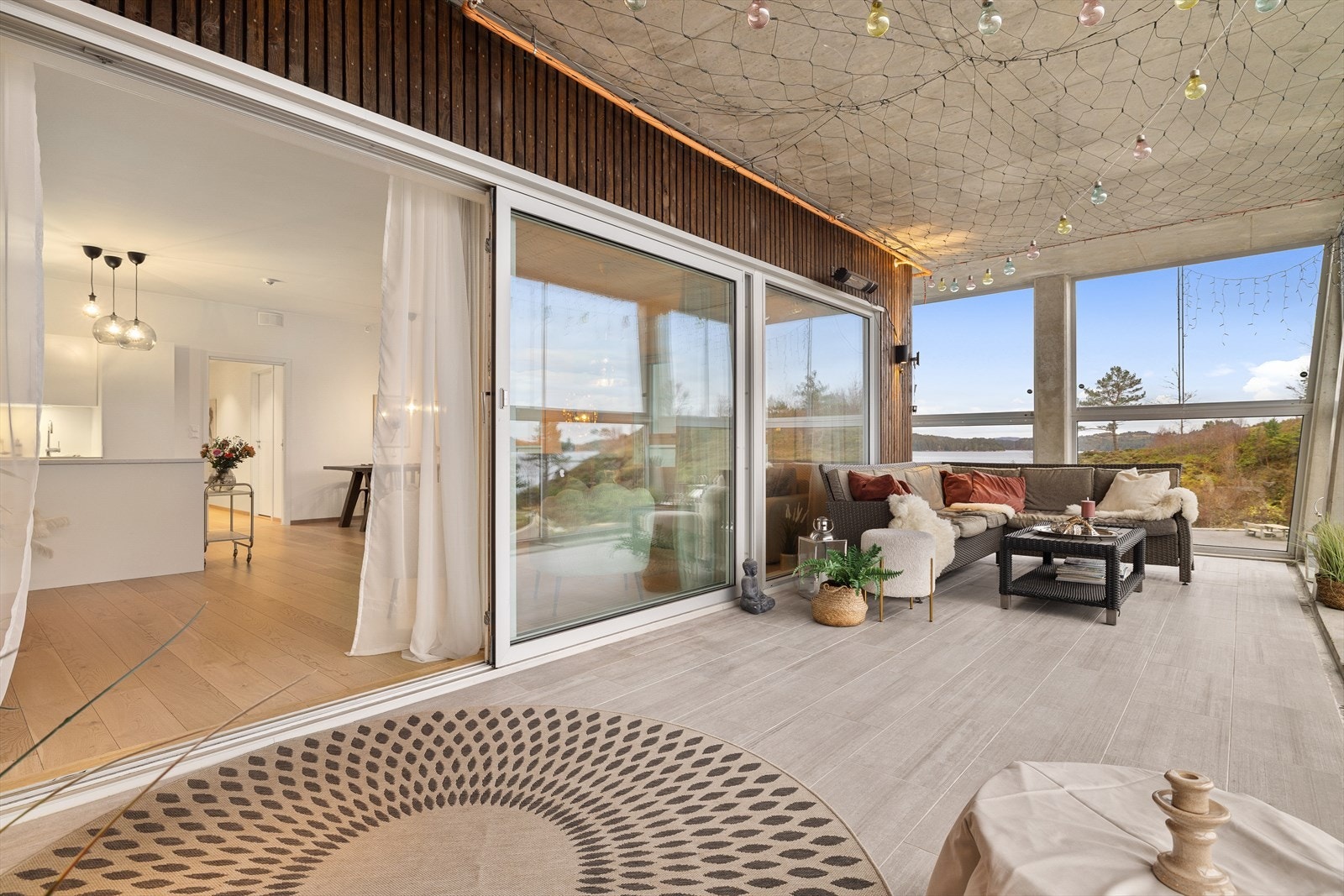 Fra stuen er det utgang til innglasset balkong. Galleribilde