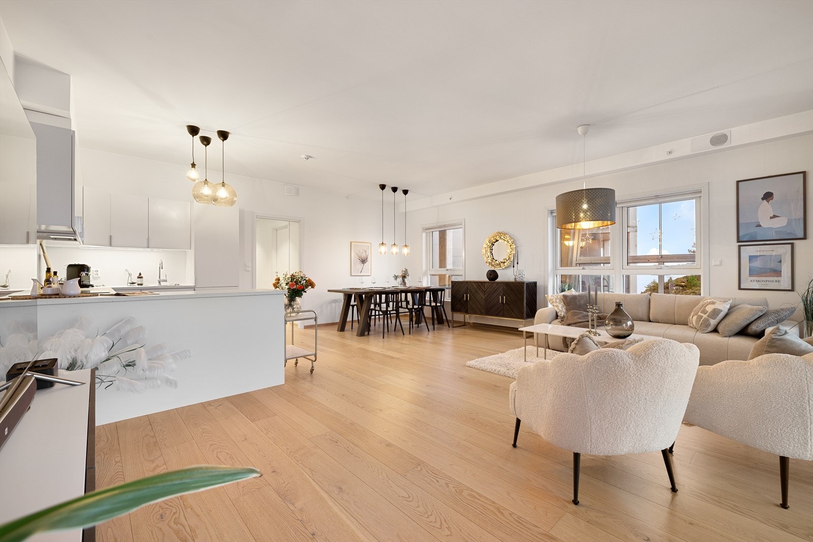 En usedvanlig flott & delikat leilighet fra 2018 m/gjennomgående moderne kvaliteter, samt svært attraktiv beliggenhet på Storebø Brygge. Galleribilde