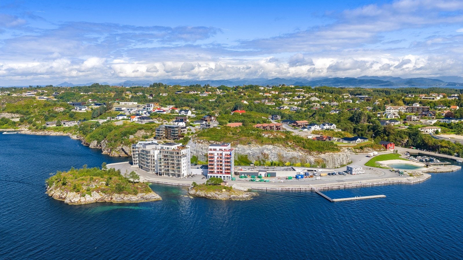 "Sentrumsbygg" ligger ca. 10 min til fots fra boligen. Her finner du bl.a. Rema 1000, Livsstilssenteret, samt smykke- og interiørforhandler "Gullfisken" mm. Rett over veien fra Sentrumsbygg ligger Storebø barneskule (1.-7-trinn). Galleribilde