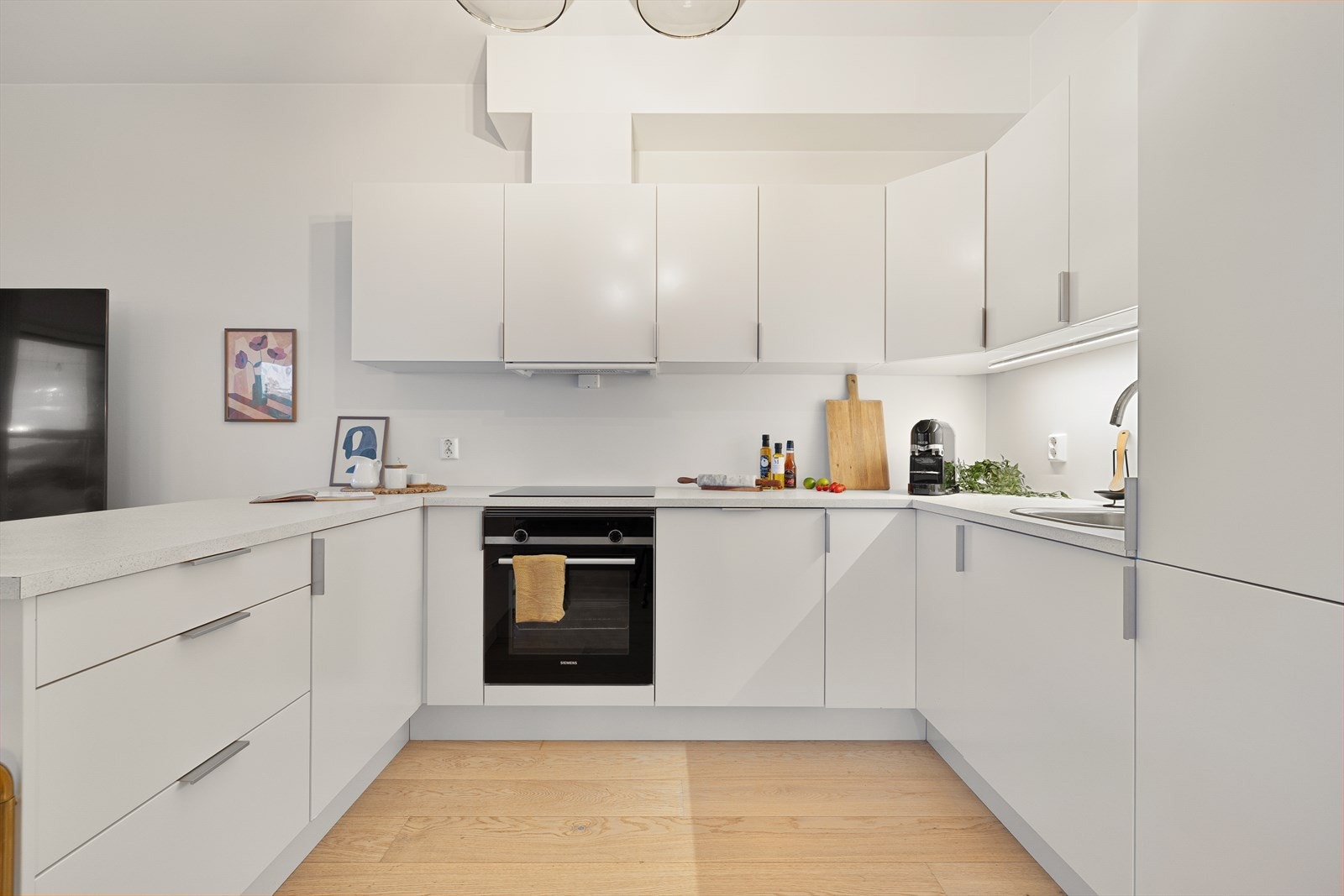 Kjøkkenet har åpen løsning mot stuen. Kjøkkenet er fra kvalitetsleverandøren "Sigdal" og er praktisk utformet med god skap- og benkeplass for optimale arbeidsforhold. Galleribilde