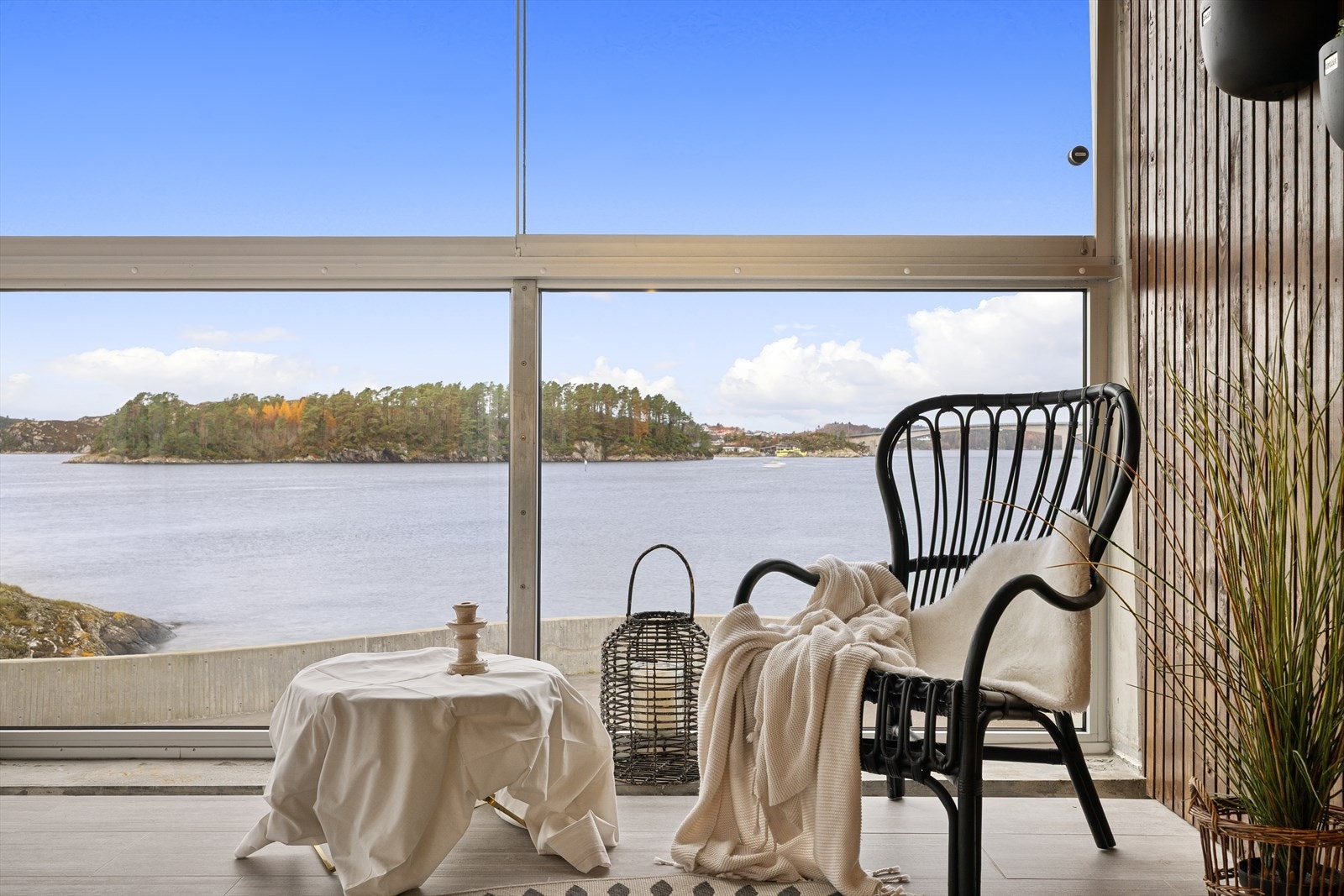 Fra leiligheten nyter man upåklagelig utsikt mot sjø og naturskjønne omgivelser, samt svært gode solforhold. Galleribilde