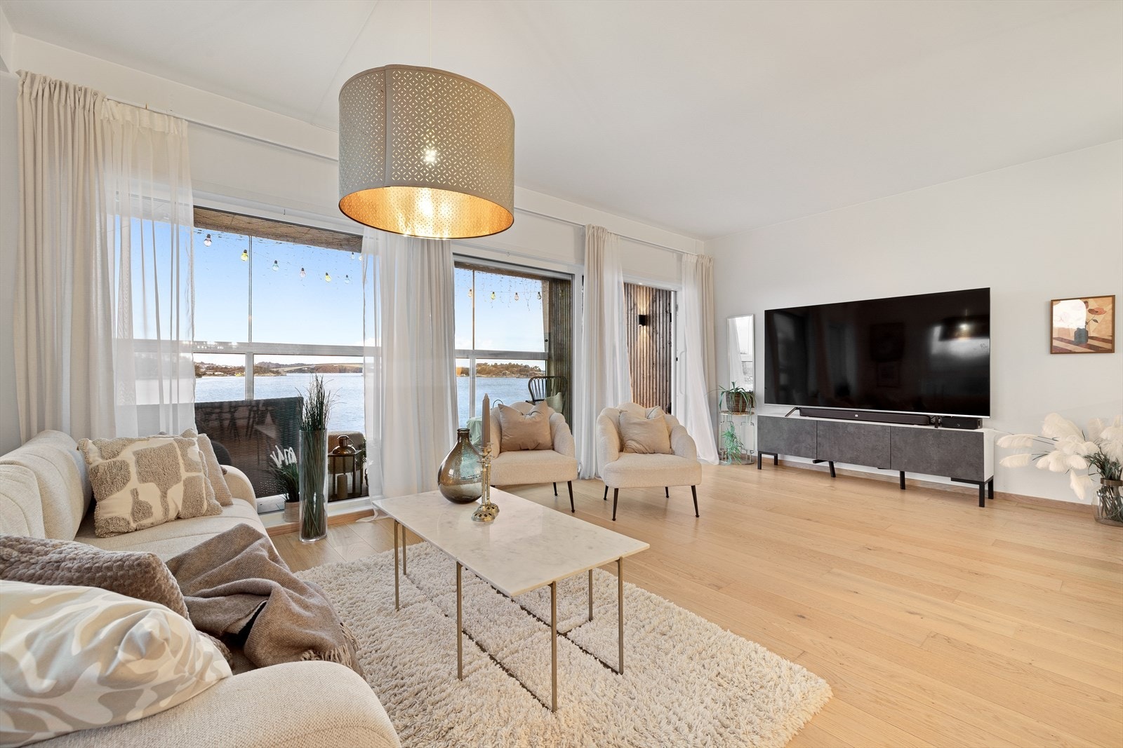 De store vindusflatene tilfører rikelig med naturlig belysning og skaper en åpen og luftig romfølelse. Galleribilde