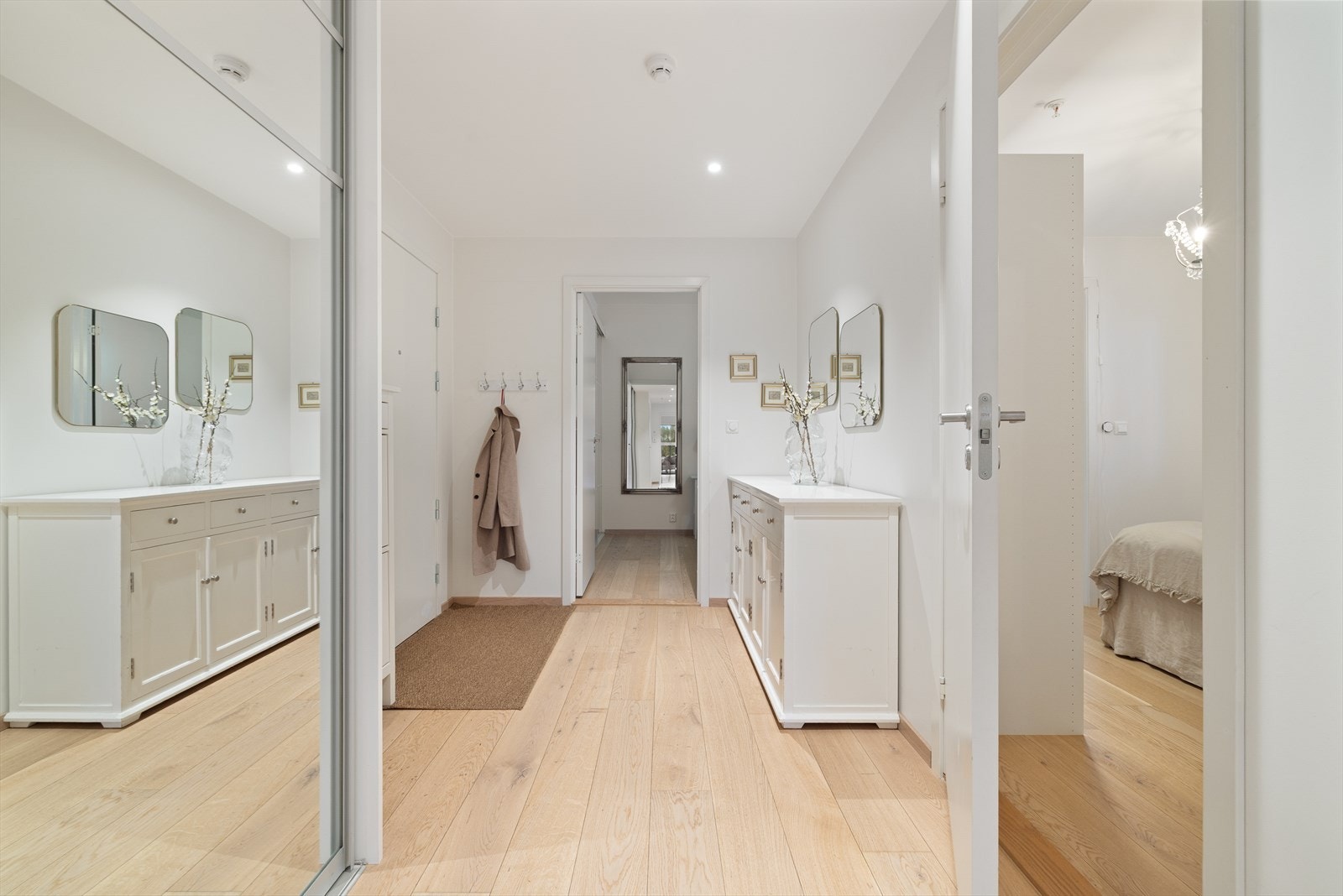 Entréen/gangen er romslig og måler hele 16,2kvm. Galleribilde