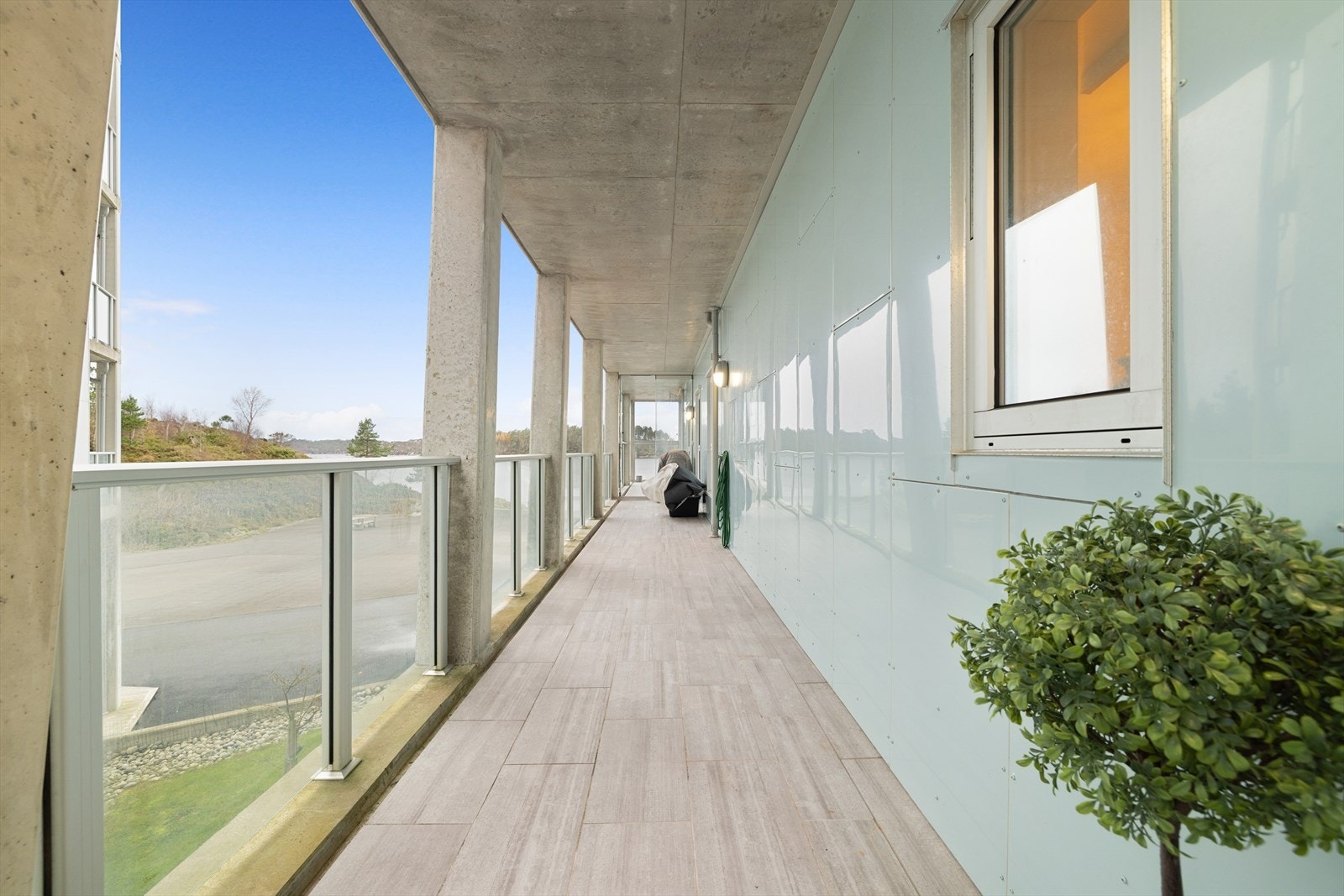 Leiligheten byr også på sør-vestvendt, overbygget balkong på ca. 25 m². Galleribilde