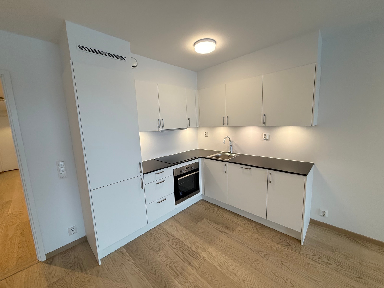 KJØKKEN MED ALLE HVITEVARER Galleribilde