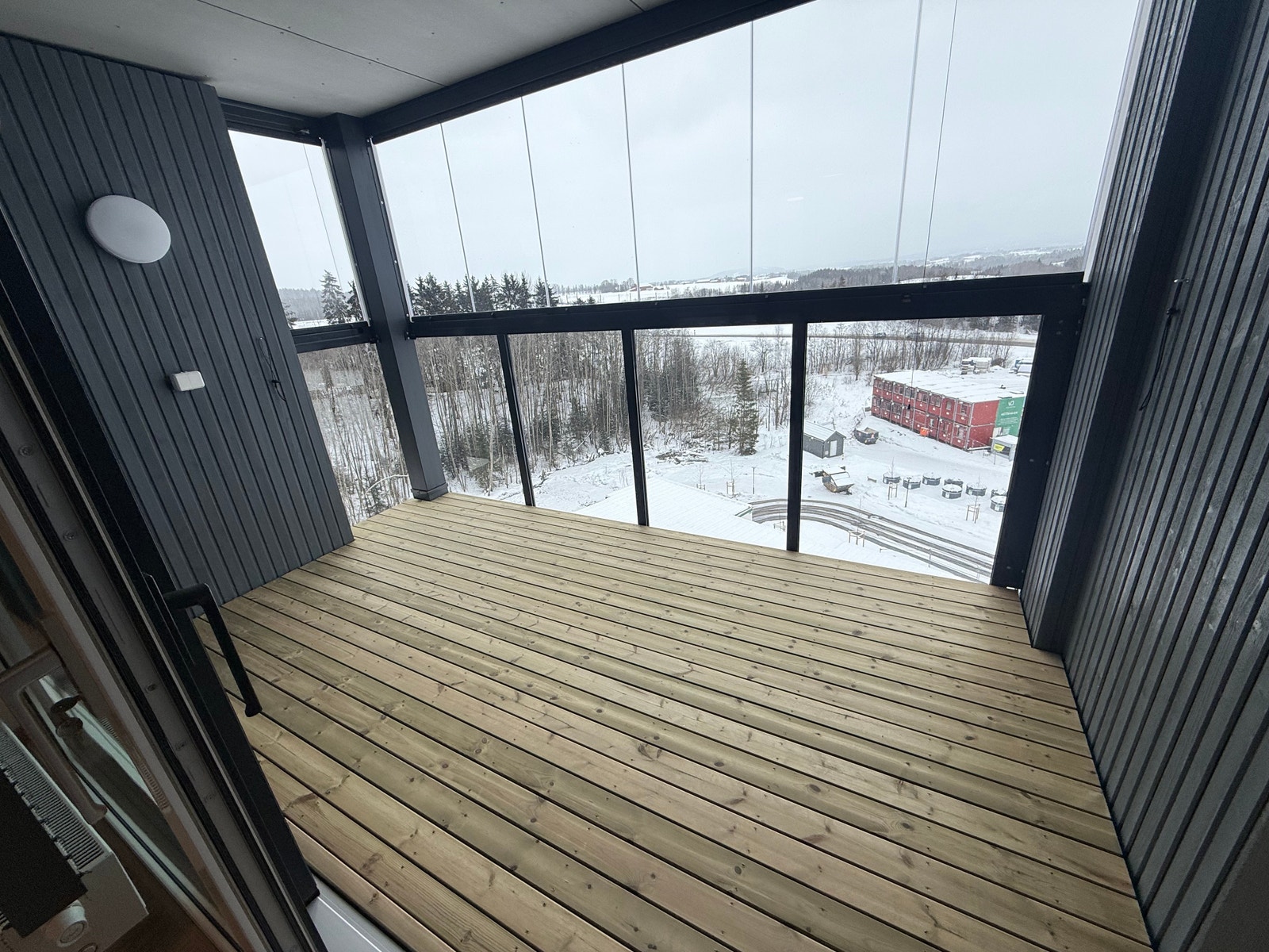 STOR BALKONG MED UTSIKT Galleribilde