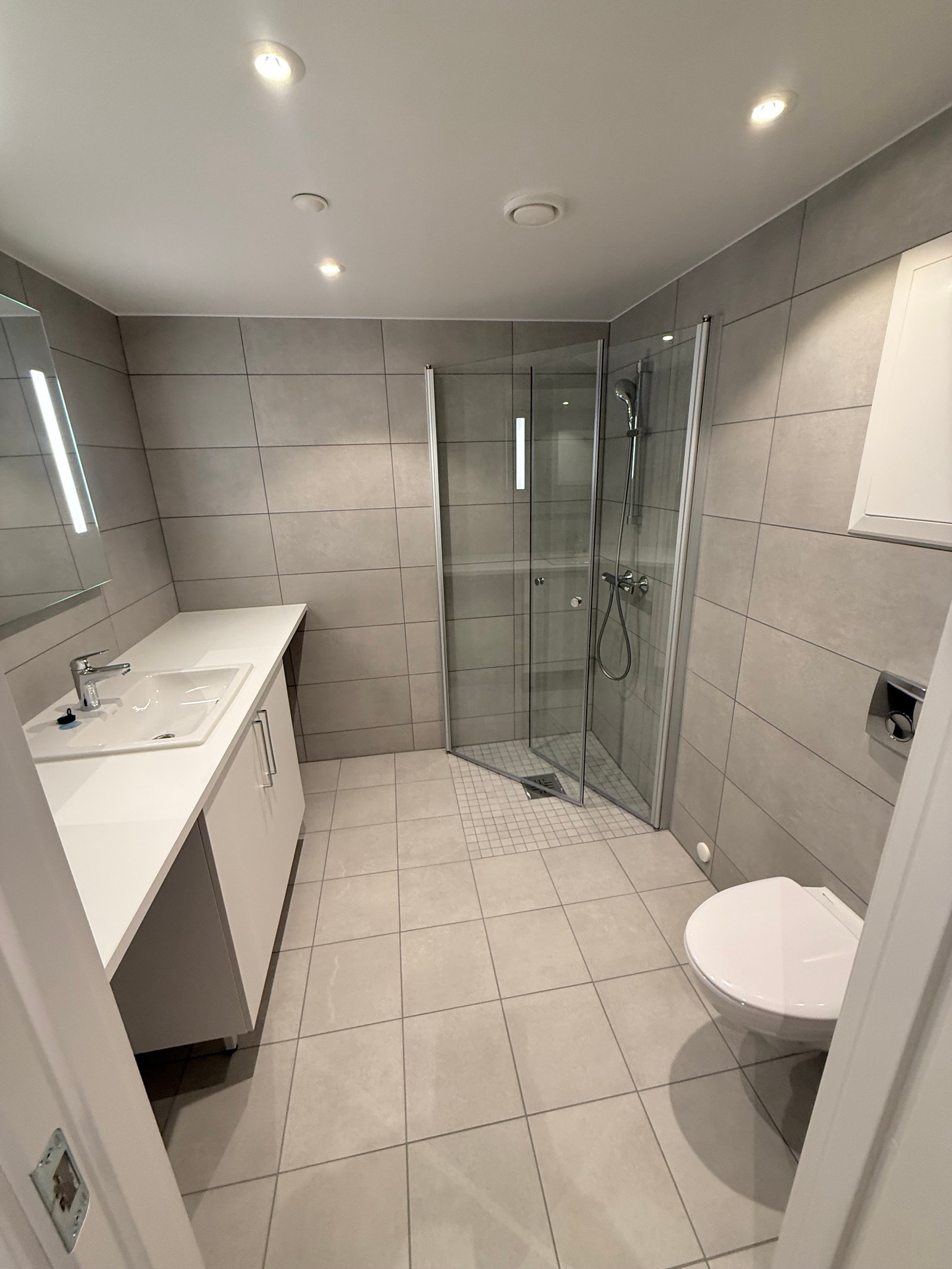 LEKKER BAD MED PLASS TIL VASKEMASKIN Galleribilde