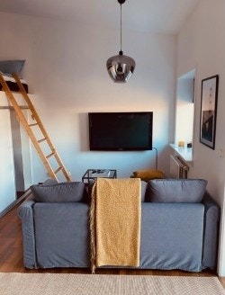 Lys og koselig stuedel. Sitgen plasseres enkelt i sengreammen, der den fungerer som sengehest. Galleribilde