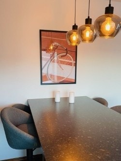 Kjøkkenøy med fire gode barkrakker Galleribilde