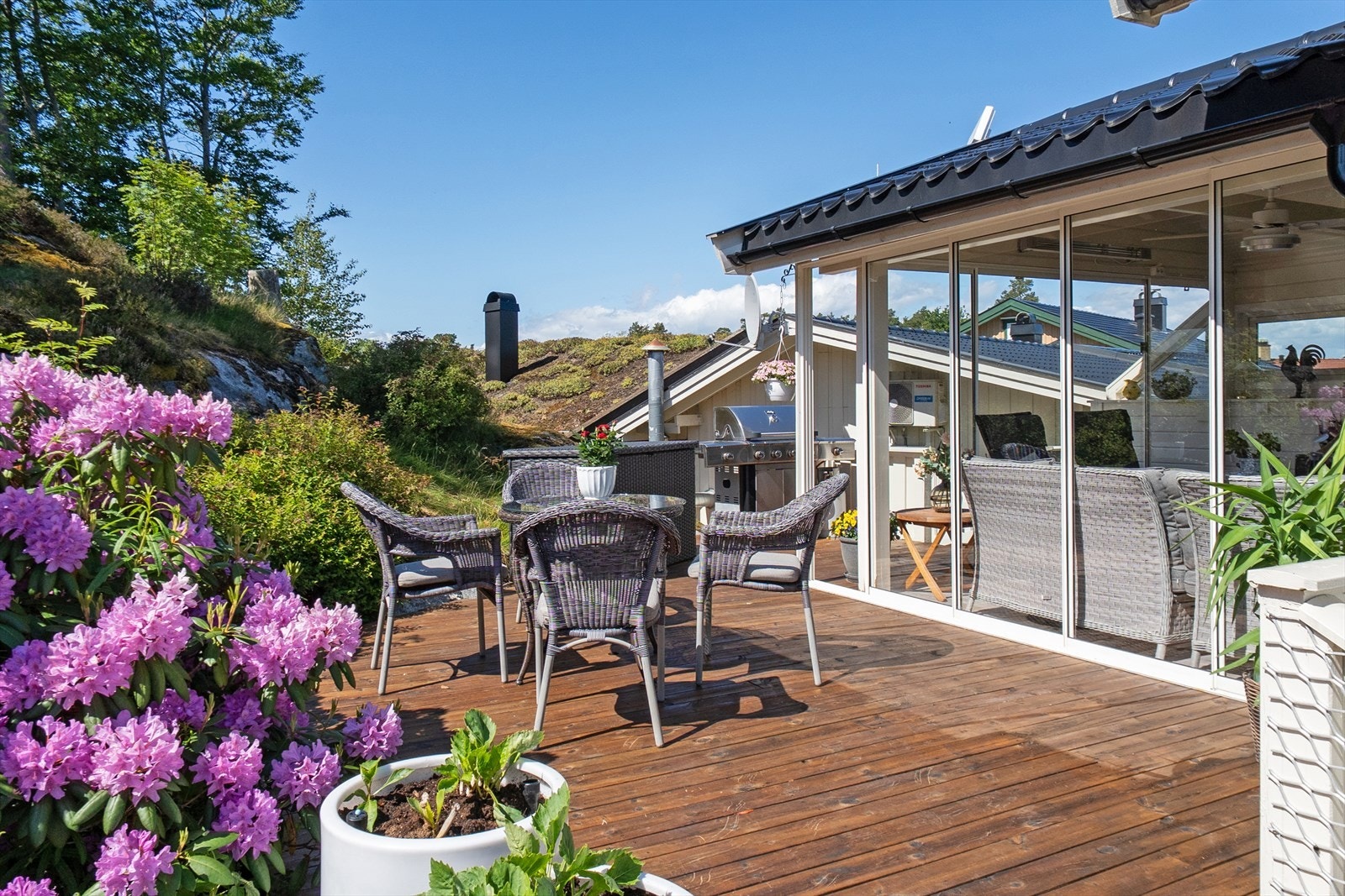 Uteplass med både åpen terasse og overbygd del. Her kan du nyte utesesongen i all slags vær. Galleribilde