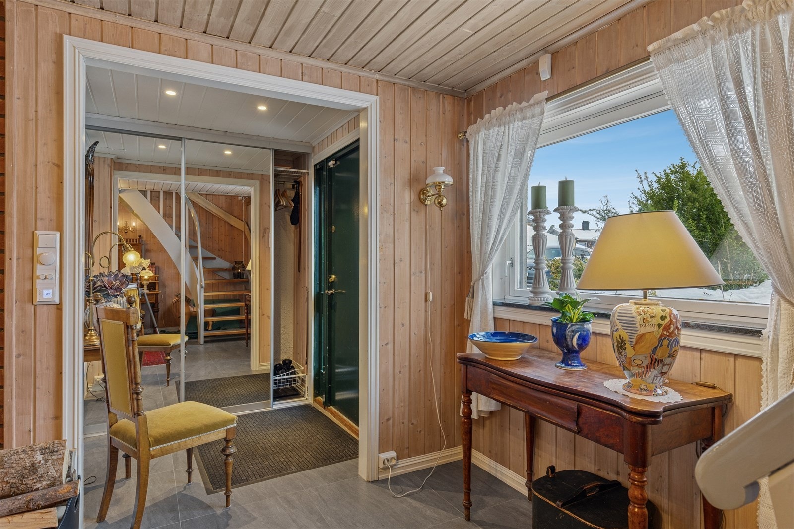 Speil-/skyvedørsgarderobe med god plass til yttertøy og sko. Galleribilde