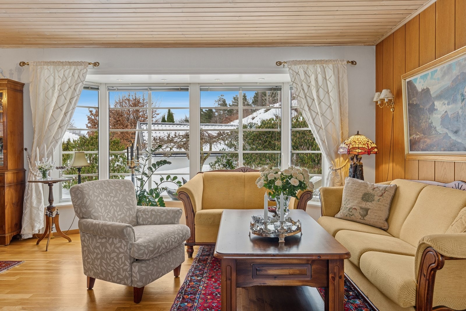 Herlig og romslig stue der store vindusflater slipper inn rikelig med naturlig lys og skaper en lun og behagelig atmosfære gjennom hele dagen. Galleribilde