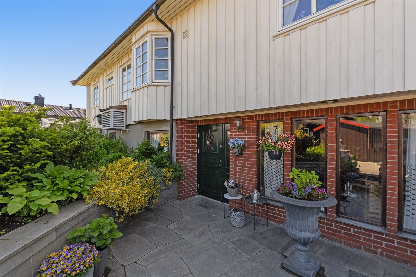 Pent opparbeidet inngangsparti med skiferheller. Galleribilde