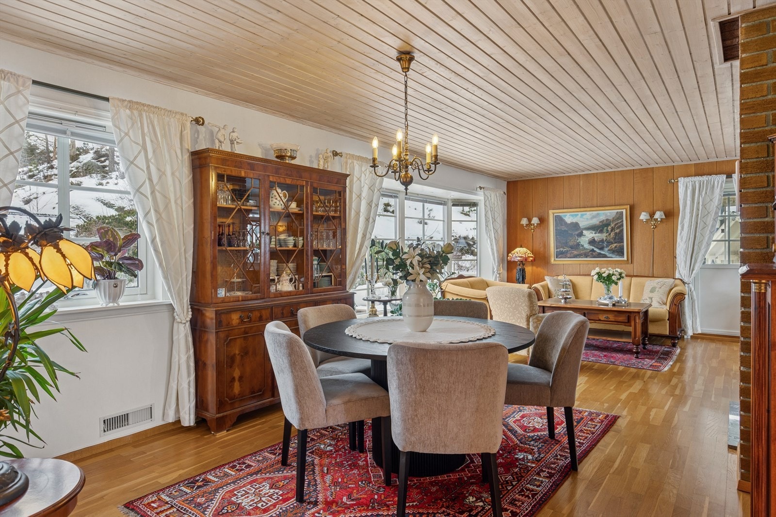 Den gode størrelsen gir deg gode muligheter når det gjelder møblering. Her kan du enkelt innrede både en hyggelig sofagruppe og en innbydende spiseplass. Galleribilde