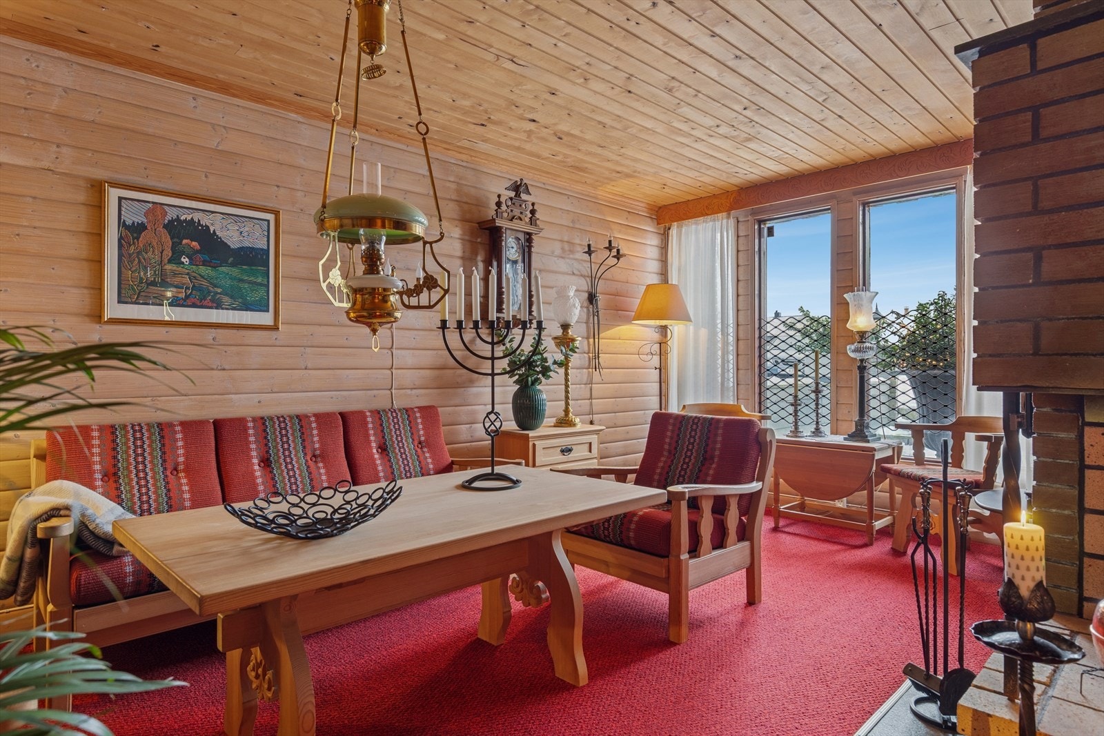 Praktisk og trivelig kjellerstue med åpen peis for varme og hygge. Galleribilde