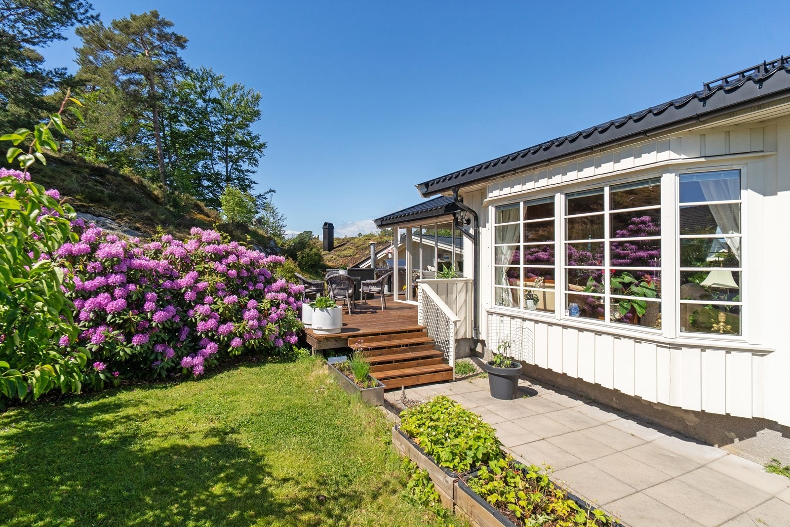 Flott og veletablert hageområde med plass til sosial gruppe. Perfekt for å nyte sene sommerkvelder. Galleribilde