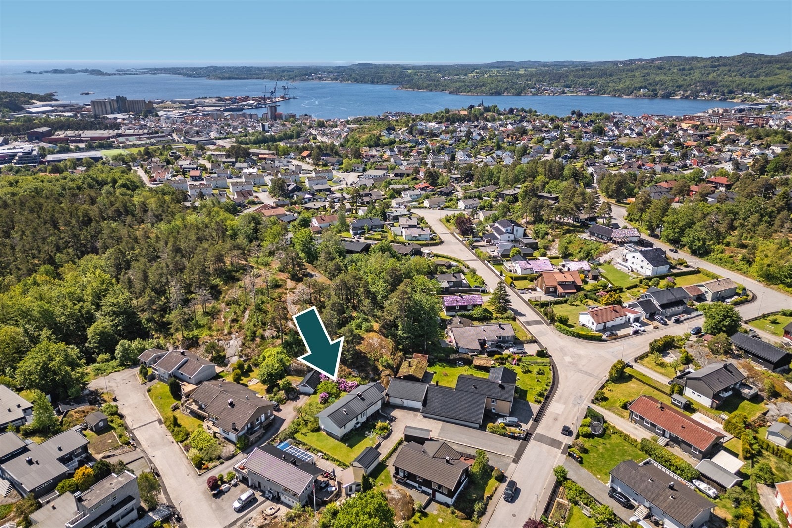 Boligen ligger i et trivelig og attraktivtt boligstrøk på Byskogen, med gåavstand til skoler, idrettsanlegg, butikker og sentrum. Galleribilde