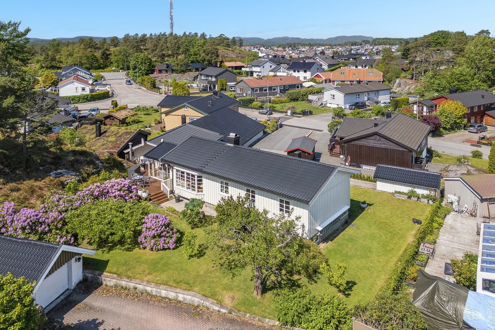 Eiendommen har romslig hage, perfekt for lek og moro! Galleribilde