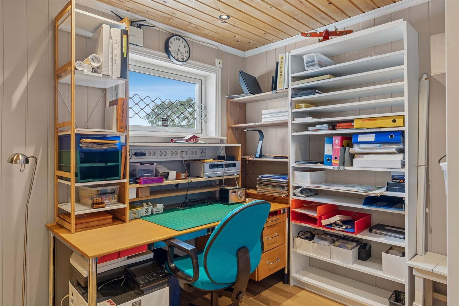 Soverommet i underetasjen er i dag innredet som kontor. Rommet er pusset opp de senere år. Galleribilde